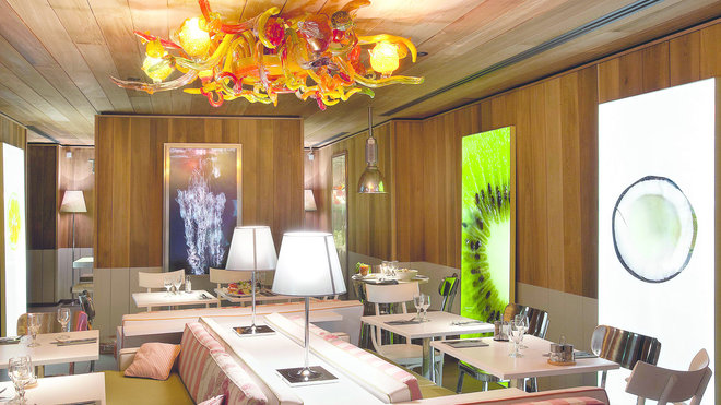 Partage, confort et poésie, Philippe Starck a imaginé un lieu à l’atmosphère feutrée. Une foule de détails contribuent à créer une ambiance unique. Des panneaux rétro-éclairés représentant des fruits côtoient un lustre voluptueux signé Aristide Najean, et des banquettes design et confortables : le roots version chic !