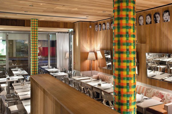 Les piliers enrobés de fils de scoubidou façon madras, cette étoffe de coton et de soie de couleur vive aux motifs formant des carreaux, contribuent à la convivialité et à la gaité du lieu.