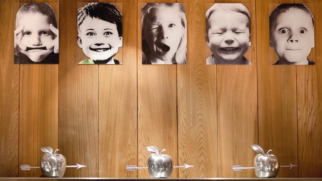 Le Paradis du Fruit Roots vous fait pénétrer dans un monde enfantin et imaginaire. Au mur, d’espiègles portraits d’enfants grimaçants et des pommes percées d’une flèche faisant référence à la légende de Guillaume Tell, héros de l’indépendance Suisse, qui releva avec succès le défi de tirer un carreau d’arbalète dans une pomme placée sur la tête de son fils.