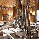 Pour donner une identité visuelle au Paradis du Fruit Roots, nouveau concept du Paradis du Fruit, le célèbre designer français Philippe Starck a imaginé un décor chaleureux et confortable, qui invite au dépaysement et au voyage, en plein cœur de la ville.