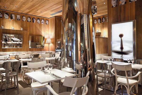 Pour donner une identité visuelle au Paradis du Fruit Roots, nouveau concept du Paradis du Fruit, le célèbre designer français Philippe Starck a imaginé un décor chaleureux et confortable, qui invite au dépaysement et au voyage, en plein cœur de la ville.