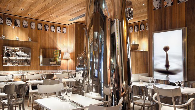 Pour donner une identité visuelle au Paradis du Fruit Roots, nouveau concept du Paradis du Fruit, le célèbre designer français Philippe Starck a imaginé un décor chaleureux et confortable, qui invite au dépaysement et au voyage, en plein cœur de la ville.