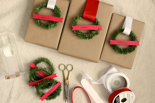 Des branches de sapin, de l'adhésif, des rubans, des ciseaux et du doigté!