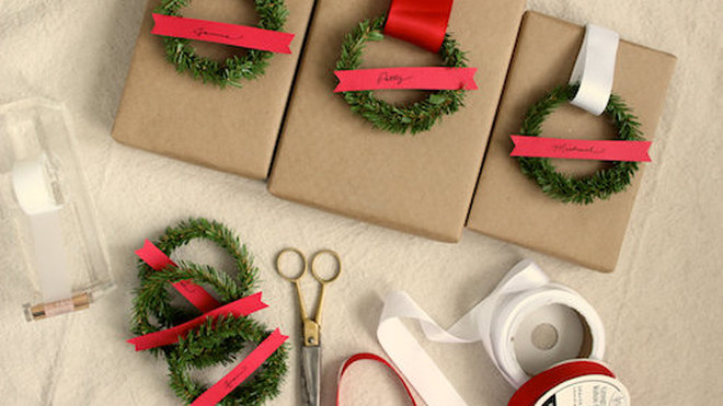 Des branches de sapin, de l'adhésif, des rubans, des ciseaux et du doigté!