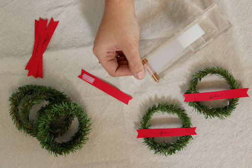 Fixez les bannières avec de l'adhésif sur les mini couronnes,