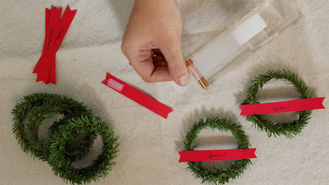 Fixez les bannières avec de l'adhésif sur les mini couronnes,