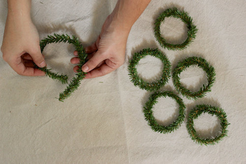 Formez des cercles avec les mini branches, torsadez les extrémités ou fixez avec un fil de laiton.