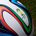 Inspiré des couleurs brésiliennes, le nouveau ballon Brazuca imaginé par Adidas est composé d'une nouvelle structure innovante avec une symétrie unique et six panneaux identiques.