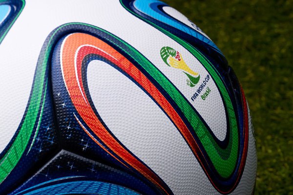 Inspiré des couleurs brésiliennes, le nouveau ballon Brazuca imaginé par Adidas est composé d'une nouvelle structure innovante avec une symétrie unique et six panneaux identiques.