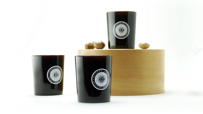 The Different Company propose des bougies parfumées aux sillages surprenants dans des verres sombres et très contemporains.