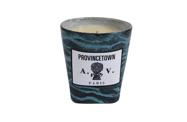 Essences d’anis étoilé, de basilic, de bergamote d’Italie, de cèdre du Texas, de coriandre, d’eucalyptus, de fenouil, de gingembre indien et de menthe poivrée pour la bougies parfumée signée Astier de Villatte.