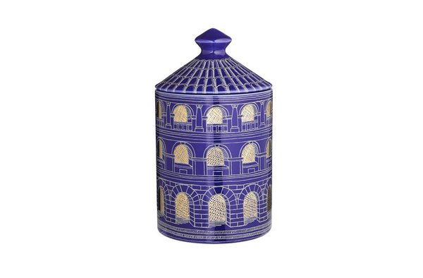 Décorative et emblématique, la très belle bougie parfumée Fornasetti.