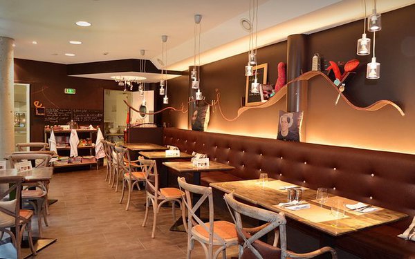 La salle à manger accueille les déjeuners et les dîners des hôtes, et même le thé pour ces dames de Guingamp.