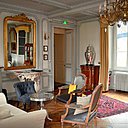 Classique et cosy, le salon de la Demeure affiche un style bourgeois et confortable.