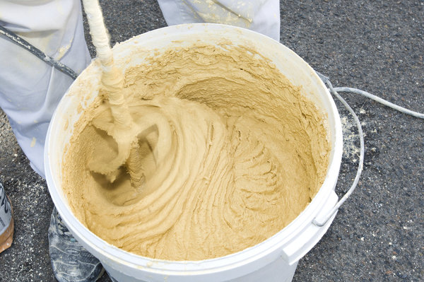 Etape 2 : La préparation du mélange de sous-enduit à la chaux aérienne sert également pour les plots de calage.