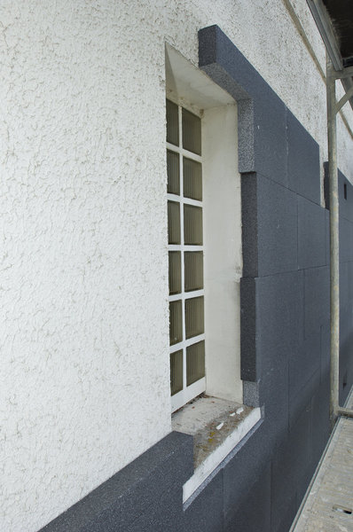 Etape 4 : Réaliser des découpes en « L » à toutes les ouvertures, fenêtres, portes, baies, balcons… Ceci évite l’apparition de fissures, qui pourraient se former à l’intersection de deux plaques d’isolant.