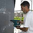 Etape 5 : Ici, l’entreprise a choisi des chevilles à frapper. Leur nombre est défini par la carte neige et vents (4 à 10 chevilles par m²), mais il faut vérifier sur le chantier le test d’arrachement. A noter qu’une cheville par vissage a une meilleure résistance à l’arrachement, qu’une cheville à frapper.