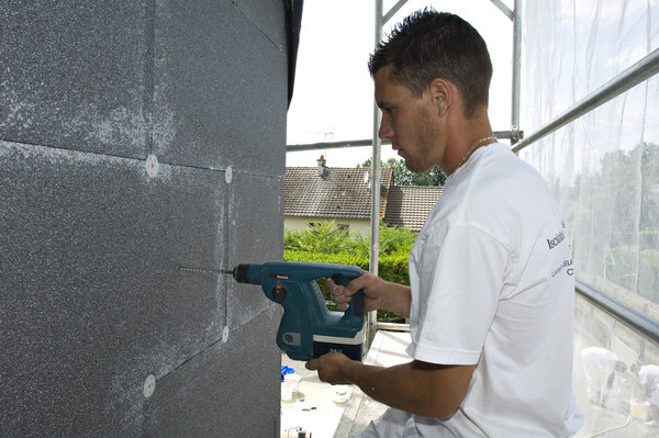 Etape 5 : Ici, l’entreprise a choisi des chevilles à frapper. Leur nombre est défini par la carte neige et vents (4 à 10 chevilles par m²), mais il faut vérifier sur le chantier le test d’arrachement. A noter qu’une cheville par vissage a une meilleure résistance à l’arrachement, qu’une cheville à frapper.