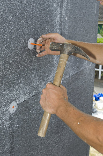 Etape 6 : Les chevilles supposent aussi de respecter les règles de l’Art ! On enfonce d’abord la collerette de la cheville dans l’isolant, puis ensuite on frappe le clou. Ceci permet d’ancrer la cheville dans le mur. On voit trop souvent les entreprises enfoncer l’ensemble : l’ancrage s’en trouve fragilisé.