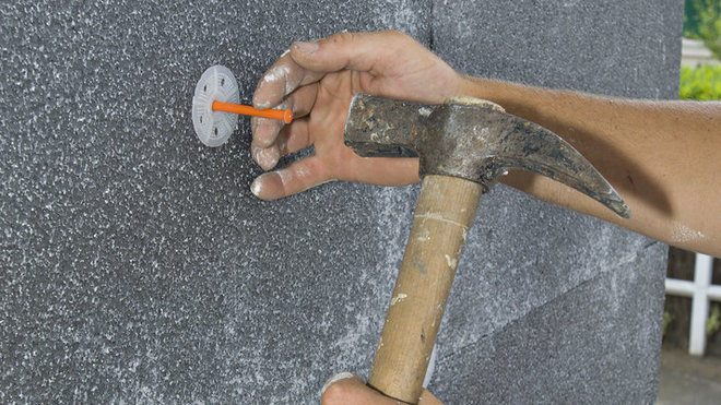Etape 6 : Les chevilles supposent aussi de respecter les règles de l’Art ! On enfonce d’abord la collerette de la cheville dans l’isolant, puis ensuite on frappe le clou. Ceci permet d’ancrer la cheville dans le mur. On voit trop souvent les entreprises enfoncer l’ensemble : l’ancrage s’en trouve fragilisé.