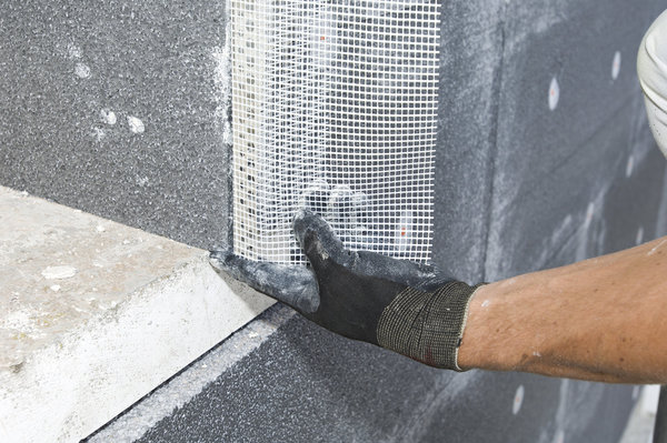 Etape 8 : On commence toujours par tramer les angles des fenêtres. Ici, on repère les dimensions afin de découper le produit à la bonne longueur.