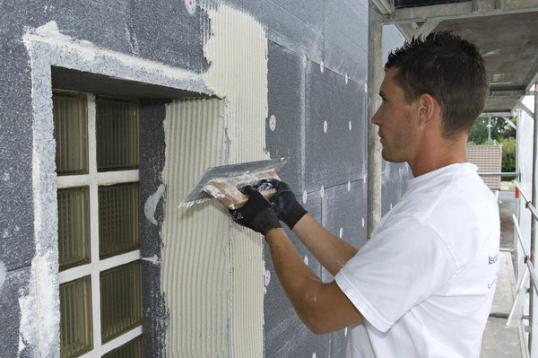 Etape 9 : L’opération consiste à enduire le support puis à positionner le profilé d’angle avant de le maroufler pour une fixation optimale.