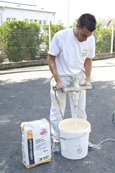 Etape 11 : Reste à préparer le mélange de finition. Il suffit de malaxer l’enduit en poudre mélangé avec de l’eau. Le client a le choix entre 400 teintes et aspects.