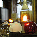 Boules de Noël en verre de la fabrique de Meisenthal.