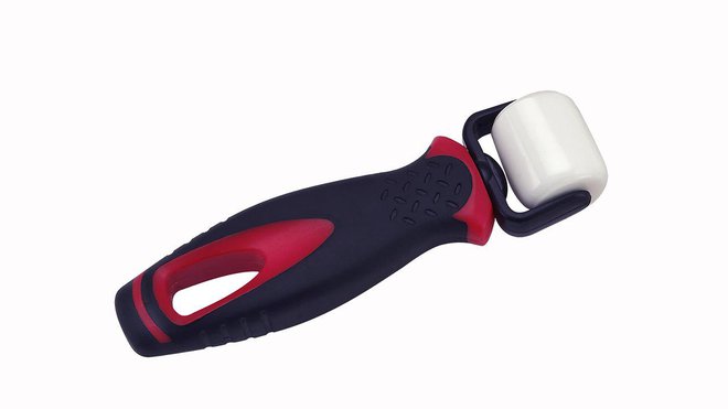 6- Roulette de colleur : pour aplatir les raccords de lais de papiers peints.