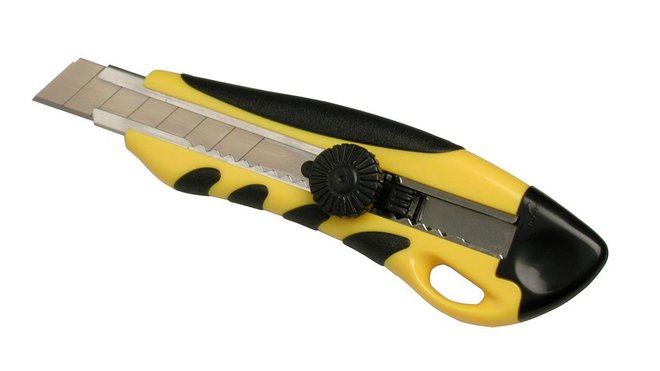 9- Cutter bi-matière à vis : pour couper les papiers peints et matériaux divers.