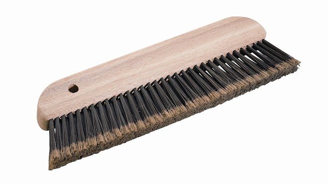 13- Balai colleur : pour appliquer et maroufler les papiers peints.