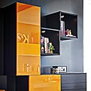 Un nouveau système de fixation murale sur rail est proposé pour faciliter la pose, l'alignement et le déménagement des éléments hauts. Façades Tyngsryd brun noir et Jarsta jaune brillant. Metod. Ikea.