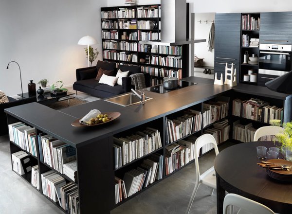 Les caissons brun noir permettent de concevoir encore plus facilement un espace cuisine qui cohabite avec beaucoup de naturel avec l'espace séjour. Façades Tingsryd. Metod. Ikea.