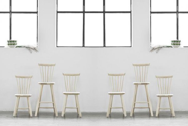 Ces trois chaises au charme intemporel sont déclinées du modèle original Lilla Aland conçu en 1942 par le design suédois Carl Malmsten. En bois de bouleau massif. De 239 à 265 € selon la taille. Björka Design.
