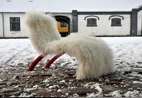 Conçue et faite sur mesure au Danemark, cette chaise est dédiée aux enfants de deux ans et plus. Structure en bois d’érable ou de noyer. Habillage en laine et chanvre, cuir, motifs ou peau de mouton du Tibet. De 535 à 799 €. Chaise Wave, par Utzon Kids sur Björka Design.