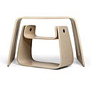 Cet ensemble table et tabouret est le fruit d’une collaboration entre Tina Schmidt et Stig Leander. Il est inspiré des balançoires des aires de jeu. En bois de hêtre certifié. L 73 x 58 x H 48 cm. Pour les enfants de 2 à 6 ans. 399 €. Björka Design.