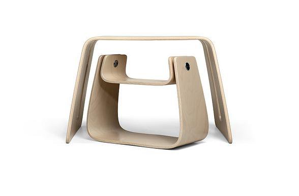 Cet ensemble table et tabouret est le fruit d’une collaboration entre Tina Schmidt et Stig Leander. Il est inspiré des balançoires des aires de jeu. En bois de hêtre certifié. L 73 x 58 x H 48 cm. Pour les enfants de 2 à 6 ans. 399 €. Björka Design.