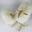 Tout droit sortis de l’atelier du Père Noël, des moutons entièrement taillés à la main dans du bois massif de pin et de peuplier et recouverts de peau de mouton. Le mouton à bascule Emil : 149 €. Le mouton tabouret Gustave : 109 €. Björka Design.
