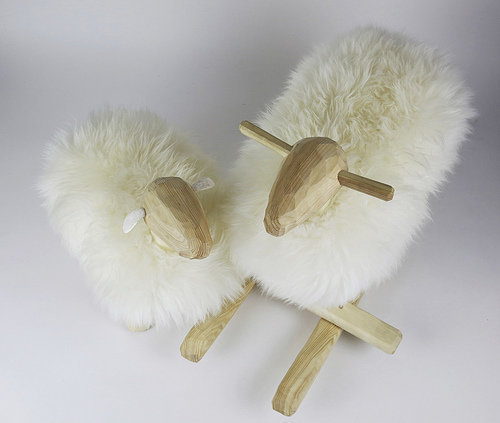 Tout droit sortis de l’atelier du Père Noël, des moutons entièrement taillés à la main dans du bois massif de pin et de peuplier et recouverts de peau de mouton. Le mouton à bascule Emil : 149 €. Le mouton tabouret Gustave : 109 €. Björka Design.