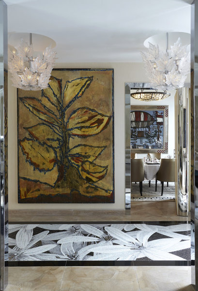 Inconditionnelle des métiers d’art et des savoir-faire, Stéphanie Coutas réalise des intérieurs néoclassiques et contemporains en s’appuyant sur des artisans de talent qui mettent en œuvre son amour de la belle facture.