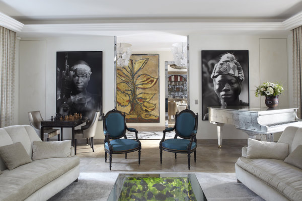 Deux immenses photos « Guerre » signées Patrick Robert encadrent la porte du salon.