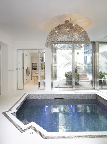Pour la piscine intérieure, Stéphanie Coutas a choisi une suspension évoquant les gouttes d'eau de en cristal, et distribuée par Asteri.