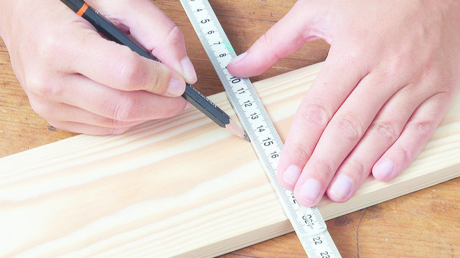 Etape 1- Je trace au crayon les repères de coupe.