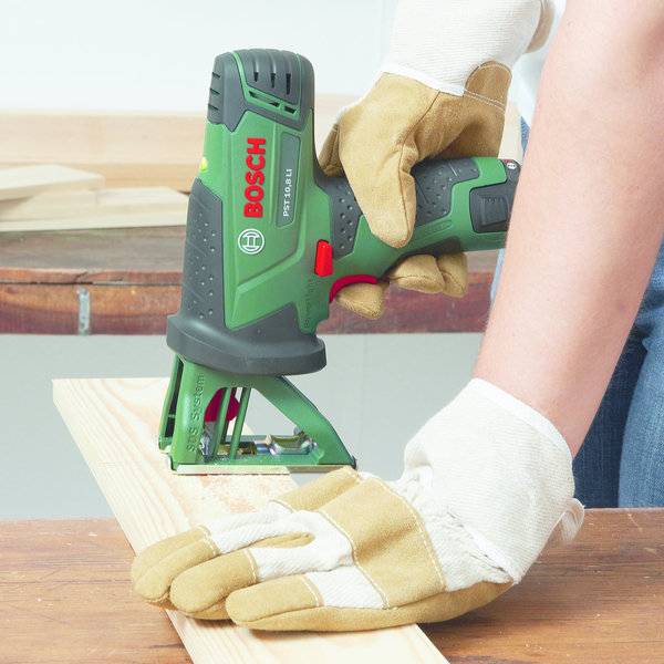 Etape 2- Je coupe les planches sur les repères avec la scie sauteuse.