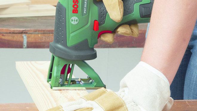 Etape 2- Je coupe les planches sur les repères avec la scie sauteuse.