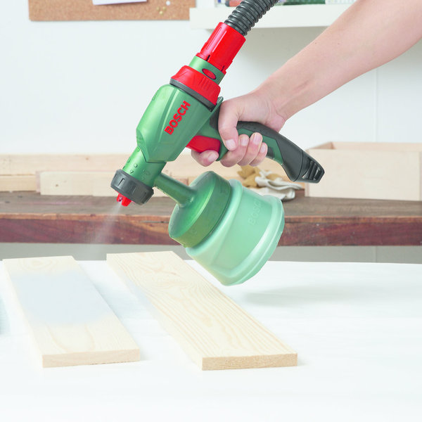 Etape 3 - Je pulvérise la peinture grise sur les planches découpées.