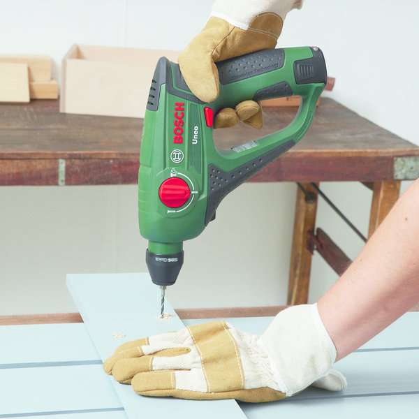 Etape 4 - Je perce la plus grande planche qui sert de tuteur.