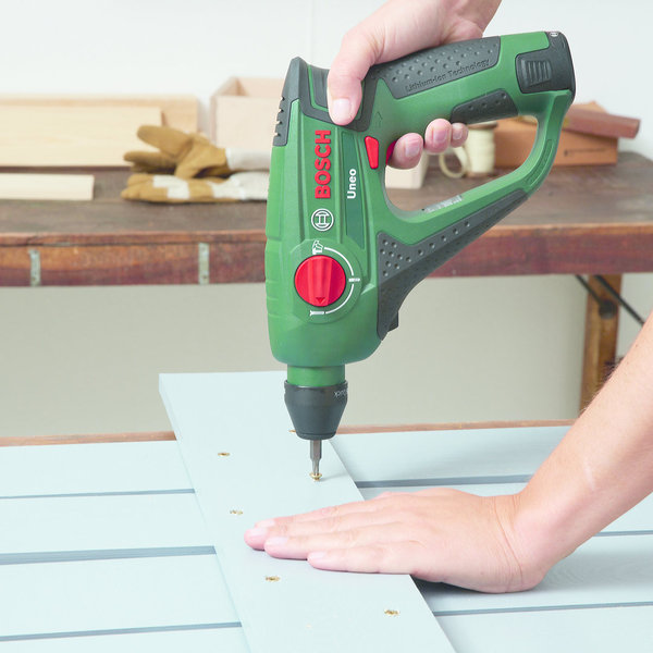 Etape 5 - Je visse chaque planche avec 2 vis sur la planche centrale.