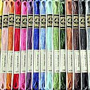 Le coffret contient 16 échevettes de Mouliné DMC de la nouvelle collection.