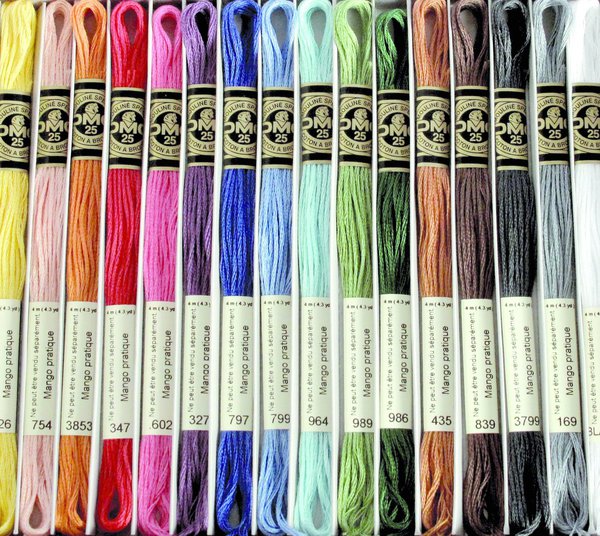 Le coffret contient 16 échevettes de Mouliné DMC de la nouvelle collection.